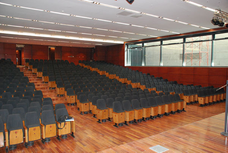 Phòng họp lớn với thiết kế sử dụng ghế hội trường bọc nỉ, tay gỗ 