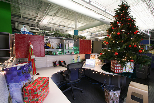 Năm nay, Giáng sinh tại văn phòng của bạn sẽ trở nên rực rỡ hơn bao giờ hết, với trang trí đầy ngộ nghĩnh và độc đáo. Hỡi các nhân viên, cùng tham gia thi đua trang trí nào!