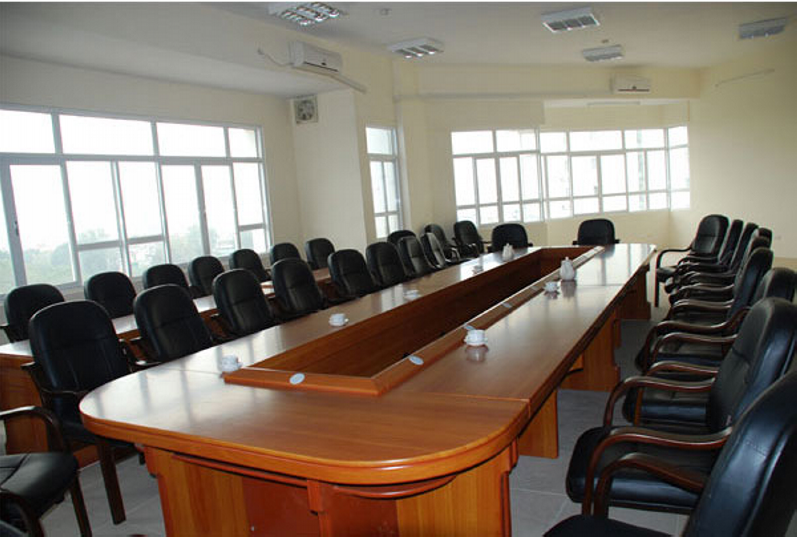 Phòng họp lớn hiện đại với sự kết hợp giữa bàn họp quây rỗng và ghế ngồi cao cấp