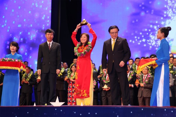 Xuân Hòa nhận giải thưởng Sao vàng đất Việt 2013