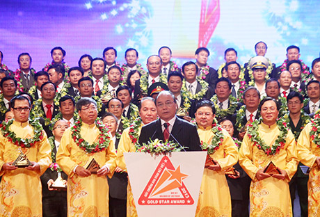 Phó thủ tướng Nguyễn Xuân Phúc phát biểu tại lễ trao giải Sao vàng đất Việt 2013