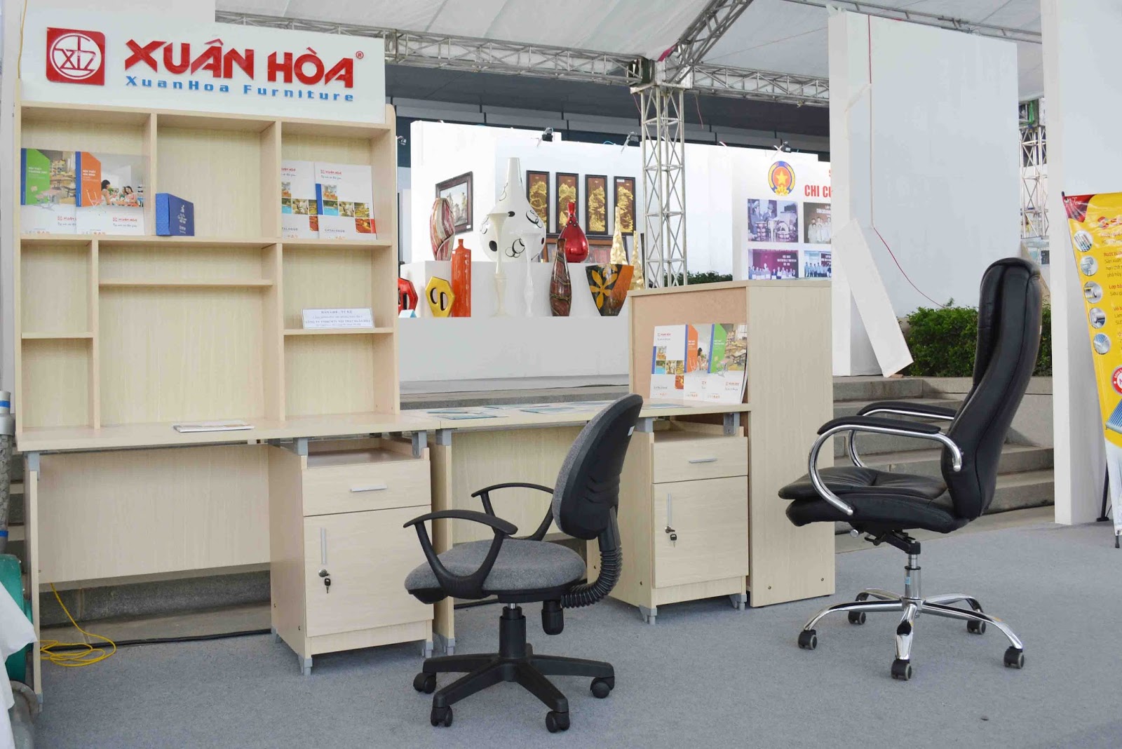 Nội thất văn phòng Xuân Hòa là một trong những thương hiệu nội thất hàng đầu tại Việt Nam, với những sản phẩm có chất lượng và giá cả đáng tin cậy. Không chỉ đổi mới và sáng tạo về thiết kế, mà nội thất văn phòng Xuân Hòa còn luôn cập nhật công nghệ hiện đại nhất, mang đến cho khách hàng trải nghiệm làm việc tuyệt vời nhất.