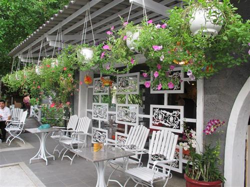 không gian lãng mạn hơn với  bàn ghế cafe Xuân Hòa